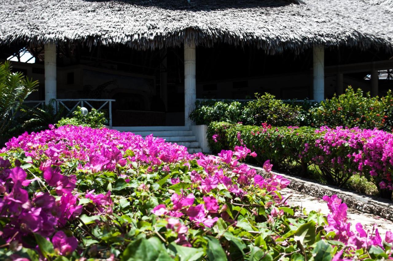 Twiga Beach Resort & Spa Watamu Exterior photo