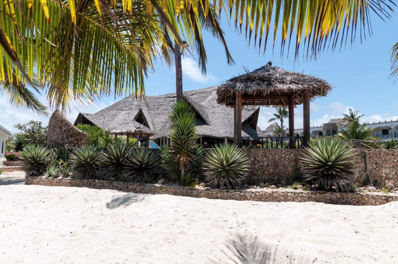 Twiga Beach Resort & Spa Watamu Exterior photo